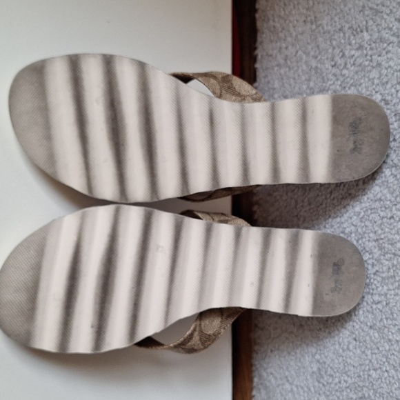 Coach "Shelly" Flip-flops Sandals! - Picture 2 of 6